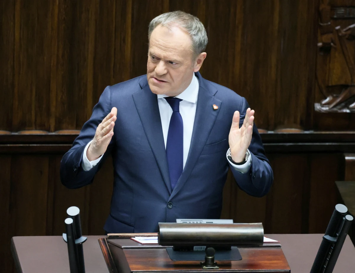 "Trwają prace przygotowujące na wielką skalę szkolenia wojskowe dla każdego dorosłego mężczyzny w Polsce. Do końca roku chcemy mieć gotowy model, aby każdy dorosły mężczyzna w Polsce był szkolony na wypadek wojny" - powiedział w piątek w Sejmie premier Donald Tusk, wygłaszając przemówienie dotyczące sytuacji międzynarodowej i bezpieczeństwa Polski. "My mówimy dzisiaj o potrzebie posiadania w Polsce armii półmilionowej, razem z rezerwistami" - dodał. "Ważne jest, abyśmy bardziej dociskali naszych partnerów, jeśli chodzi o obronność" - stwierdził, mając na myśli kraje UE. Poinformował też m.in. o tym, że wprowadzane będą ułatwienia dla przedsiębiorców, którzy zaangażują się w produkcję obronną.