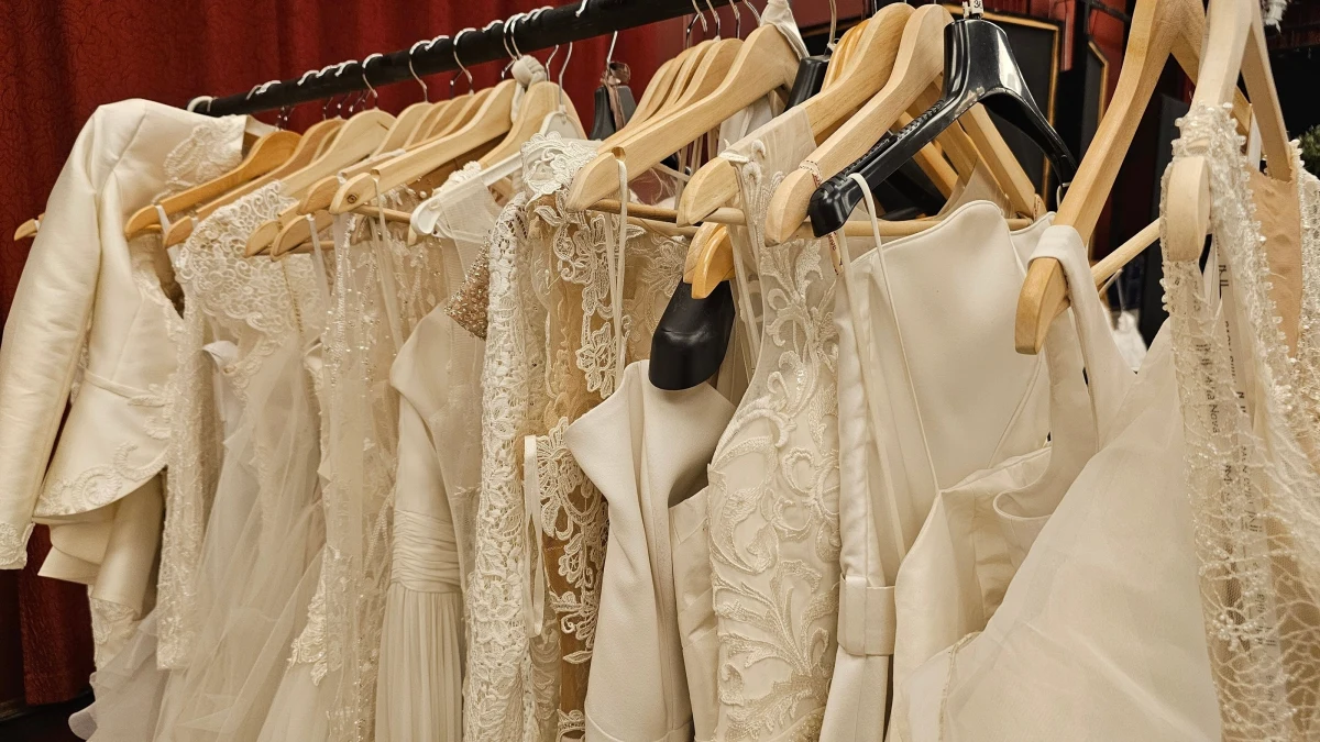 Błyszczały w świetle sceny, a teraz są dostępne na wyciągnięcie ręki panny młodej. Już jutro, tj. w sobotę 8 marca, Teatr Muzyczny w Łodzi otwiera swój magazyn kostiumów, organizując wyprzedaż sukni ślubnych, spódnic z gorsetami i sukienek idealnych dla druhen oraz odświętnych garniturów męskich. Ceny? Od 250 do 1000 zł za suknię ślubną, od 500 do 700 zł za garnitury.