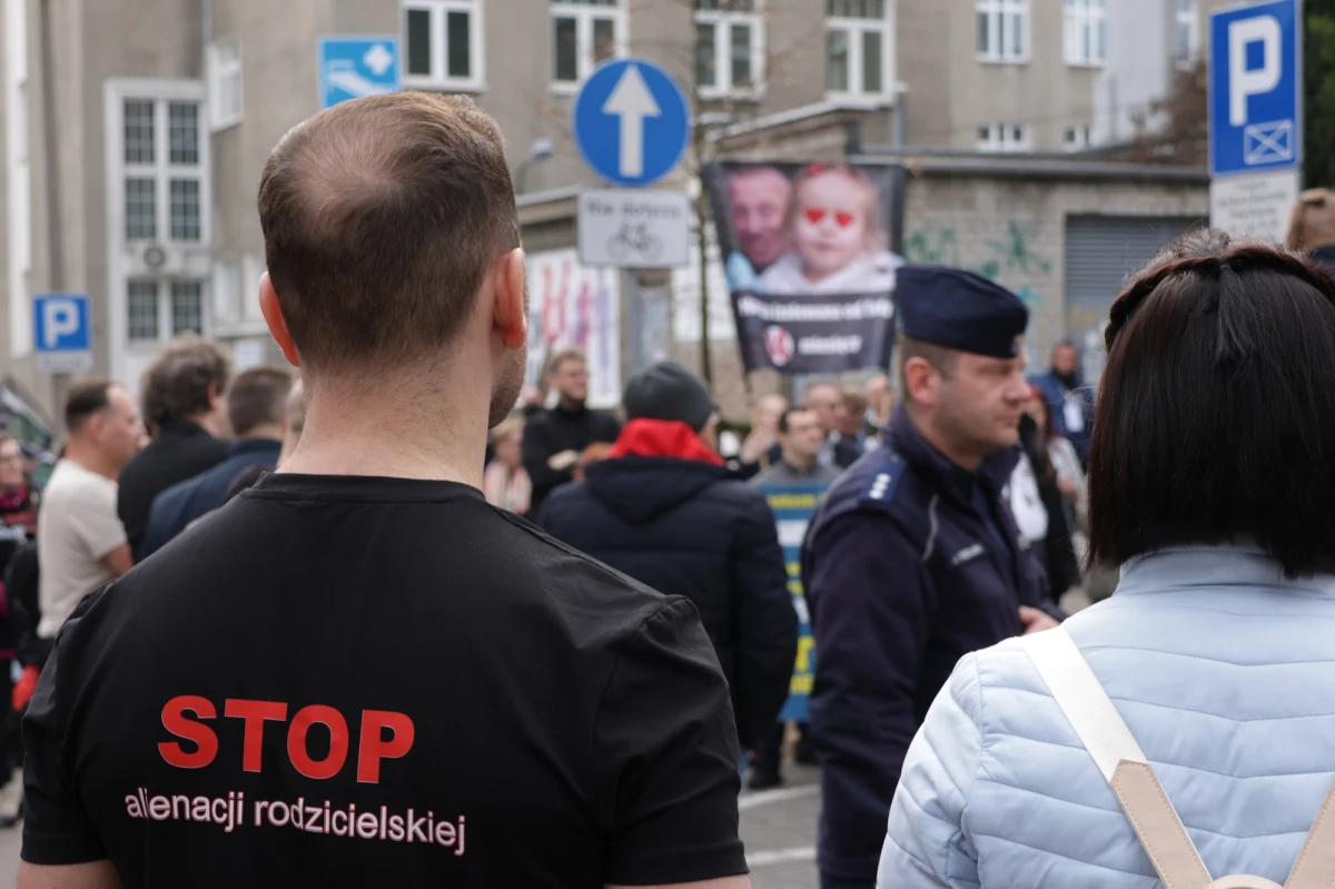 "Stop alienacji rodzicielskiej!" - pod takim hasłem ulicami Warszawy przeszedł dziś protest rodziców, głównie ojców. Przyjechali oni m.in. z Mysłowic, Ełku czy Wrocławia po to, żeby najpierw przed biurem Rzecznika Praw Dziecka, a potem przed Sejmem mówić o problemie utrudniania przez drugiego rodzica kontaktów z dzieckiem.