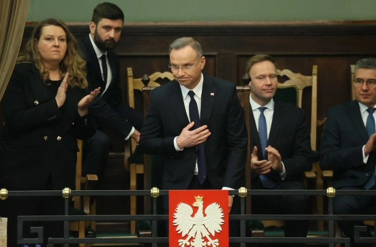 Co najmniej 4 proc. PKB przeznaczanych na obronność - właśnie tego dotyczy projekt poprawki do konstytucji, którą zaproponował Andrzej Duda. Prezydent poinformował w piątek, że złożył już projekt u marszałka Sejmu. "Potrzebujemy absolutnej jedności w Polsce w sprawach bezpieczeństwa, na szczęście cały czas jest to podtrzymywane" - powiedział po spotkaniu z Szymonem Hołownią.