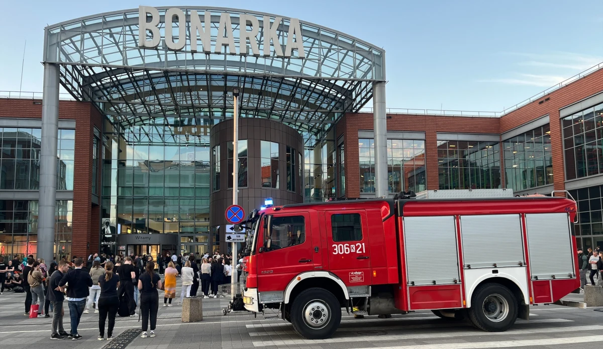 Ewakuowano galerię handlową Bonarka w Krakowie. Z obiektu wyprowadzono 3 tys. osób. Powodem alarmu był pożar jednego ze sklepów i zadymienie - poinformował RMF FM rzecznik prasowy małopolskiej straży pożarnej Hubert Ciepły.