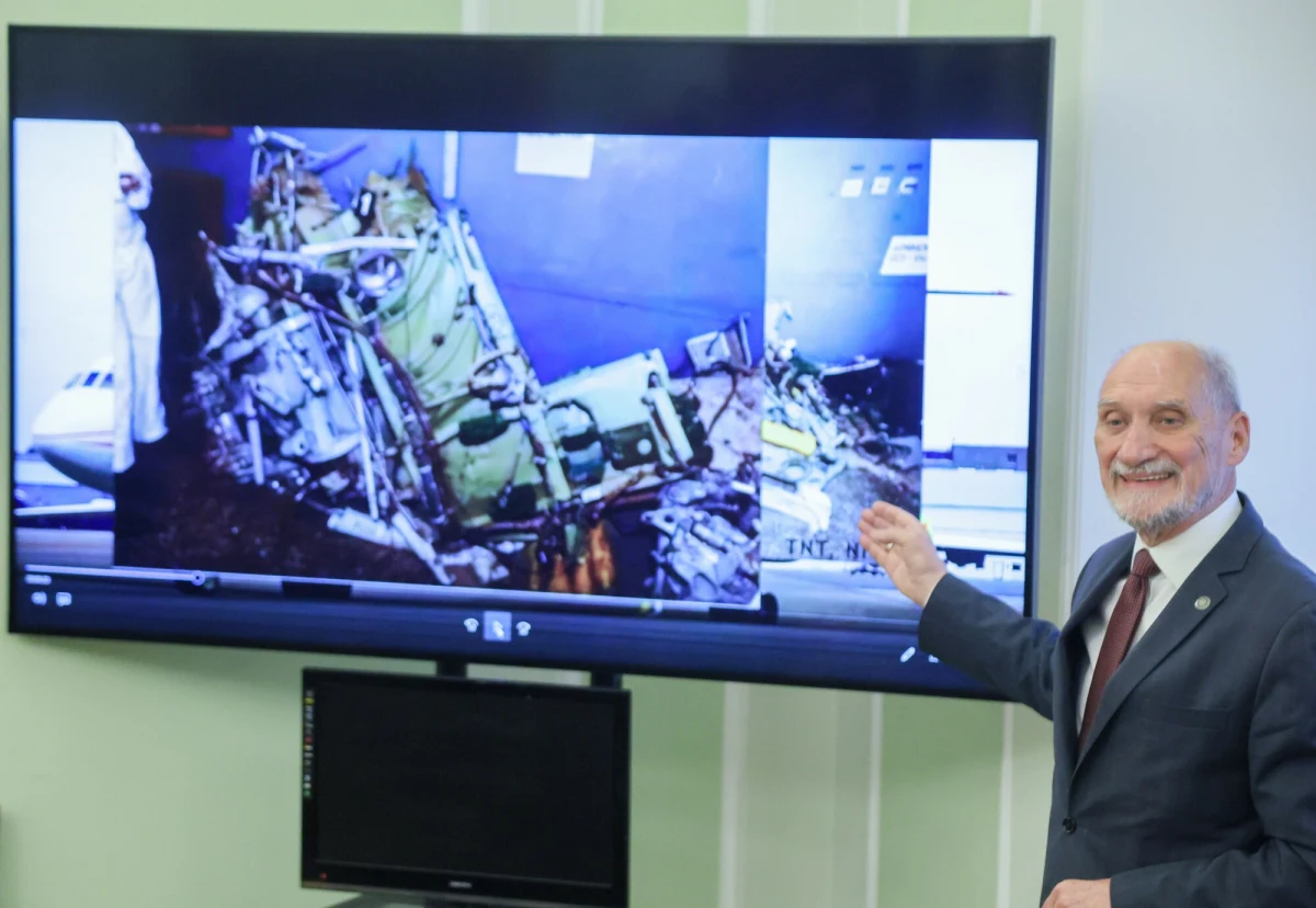 Trzy mieszkania przeszukali w piątek funkcjonariusze Żandarmerii Wojskowej. Mundurowi szukali dowodów rzeczowych w sprawie katastrofy smoleńskiej. "Chodzi o odnalezienie kilkudziesięciu przedmiotów przekazanych w 2016 roku Podkomisji Antoniego Macierewicza ze śledztwa badającego okoliczności katastrofy smoleńskiej. Przedmioty te do dziś nie zostały zwrócone ani odzyskane" - poinformowała Prokuratura Krajowa.