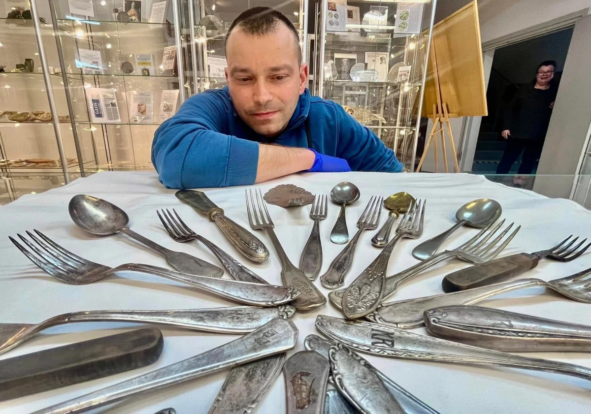 Co łączy Kamień Pomorski z brytyjską rodziną królewską? To zagadka dla historyków z Muzeum Historii Ziemi Kamieńskiej. Placówka wzbogaciła się o depozyt z końca II wojny światowej. Na posesji nieopodal Kamienia Pomorskiego udało się odkopać przedwojenne sztućce, a wśród nich łyżeczkę z królewskim emblematem.