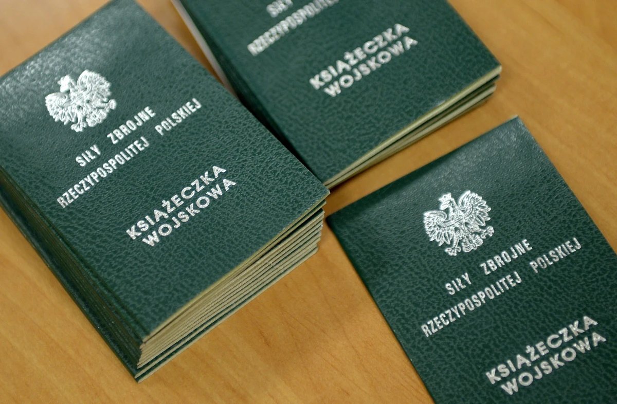 "Zapowiedziane przez premiera Donalda Tuska powszechne przeszkolenie wojskowe dla wszystkich dorosłych mężczyzn w Polsce nie jest powrotem do zasadniczej, obowiązkowej służby wojskowej" - zapewnił w piątek minister obrony narodowej Władysław Kosiniak-Kamysz. Jak stwierdził, chodzi o "bardzo wymierną zachętę" do przeszkolenia i kobiet, i mężczyzn "za odpowiednią rekompensatą".