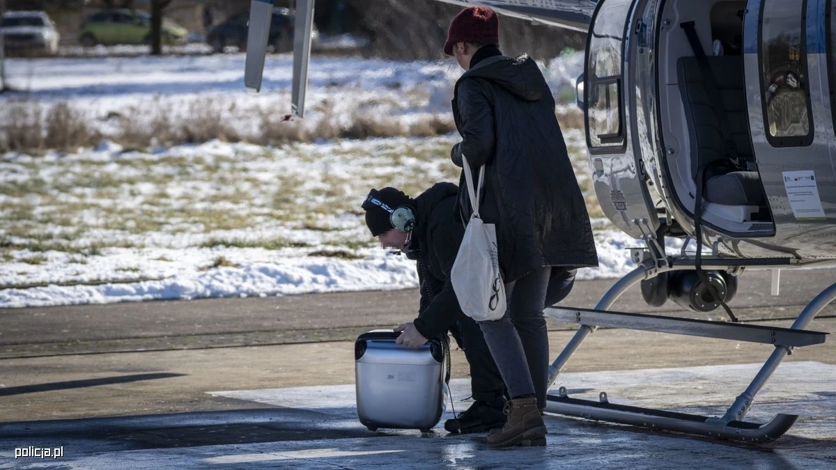 Policyjni lotnicy w rekordowym czasie pomogli w transporcie serca do transplantacji. Trasa z Mazur do Gdańska karetce zajęłaby blisko 4 godziny, a policyjny śmigłowiec dotarł do szpitala w nieco ponad godzinę. "Liczyła się każda minuta" - mówi w rozmowie z RMF FM Karolina Lipka, koordynatorka transplantacji serca i płuc w Uniwersyteckim Centrum Klinicznym w Gdańsku. 53-letnia pacjentka, która otrzymała nowe serce, czuje się dobrze i wraca do zdrowia.