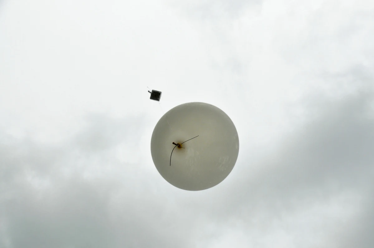 W pobliżu lotniska Olsztyn-Mazury w Szymanach zostały znalezione szczątki balonu meteorologicznego. Pracownik portu lotniczego natknął się na nie na drzewie obok biurowców przy lotnisku. Znalezisko zostało zabezpieczone przez policję.