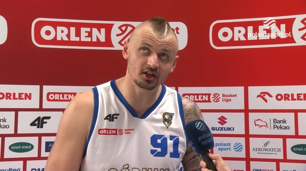 Górnik Zamek Książ Wałbrzych przegrał z Dzikami Warszawa 63:82 w piątkowym (7 marca) meczu 20. kolejki ORLEN Basket Ligi. - Nie wiem, co powiedzieć... Kompletnie nie realizowaliśmy naszego planu. Chciałbym przeprosić kibiców, bo taka postawa nam nie przystoi - powiedział Dariusz Wyka, koszykarz Górnika Zamek Książ.

