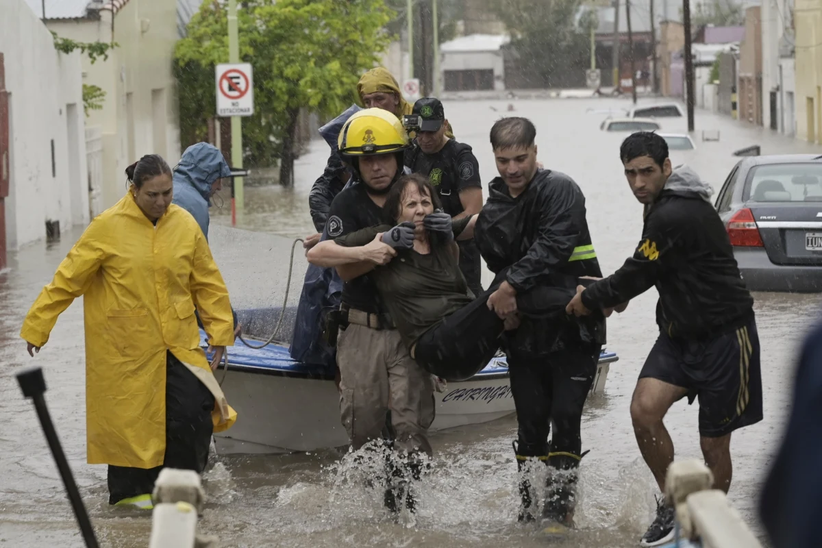 Co najmniej 10 osób nie żyje po tym, gdy w piątek przez argentyńskie miasto Bahia Blanca przetoczyły się gwałtowne burze i ulewne deszcze. W sobotę o ofiarach poinformowały lokalne władze. Wcześniejszy bilans mówił o sześciu zmarłych.