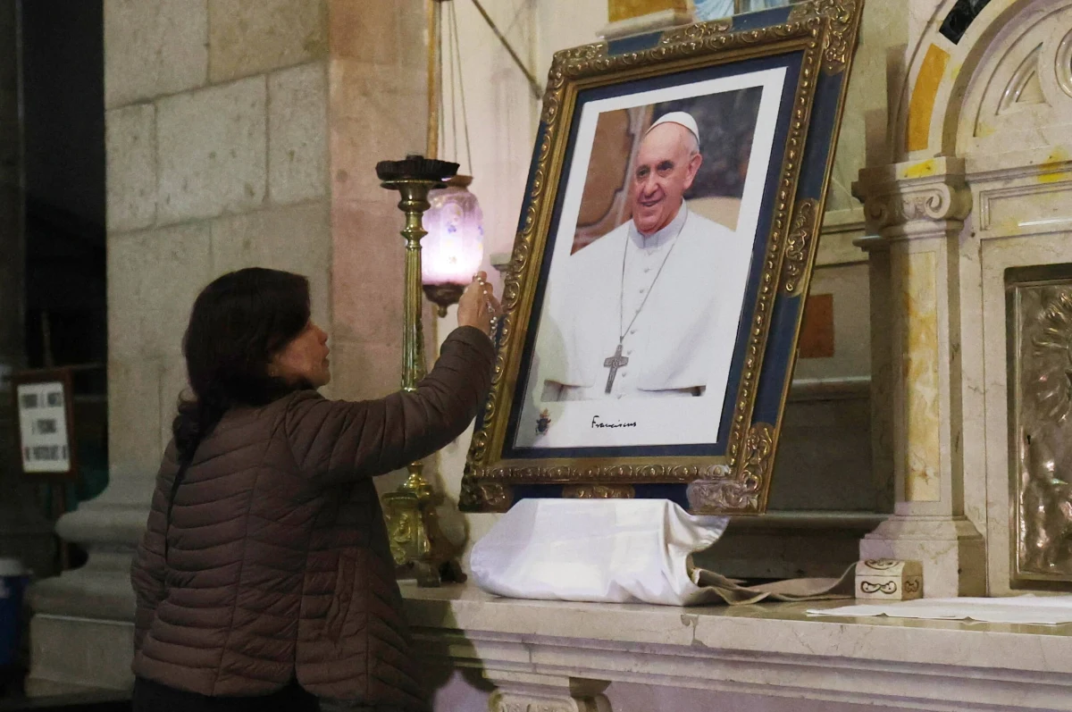 Papież Franciszek już czwarty tydzień przebywa w rzymskiej Poliklinice Gemelli. Watykan poinformował w sobotę rano, że noc minęła spokojnie, a papież odpoczywa. Dzisiaj po jednodniowej przerwie oczekiwany jest biuletyn medyczny.