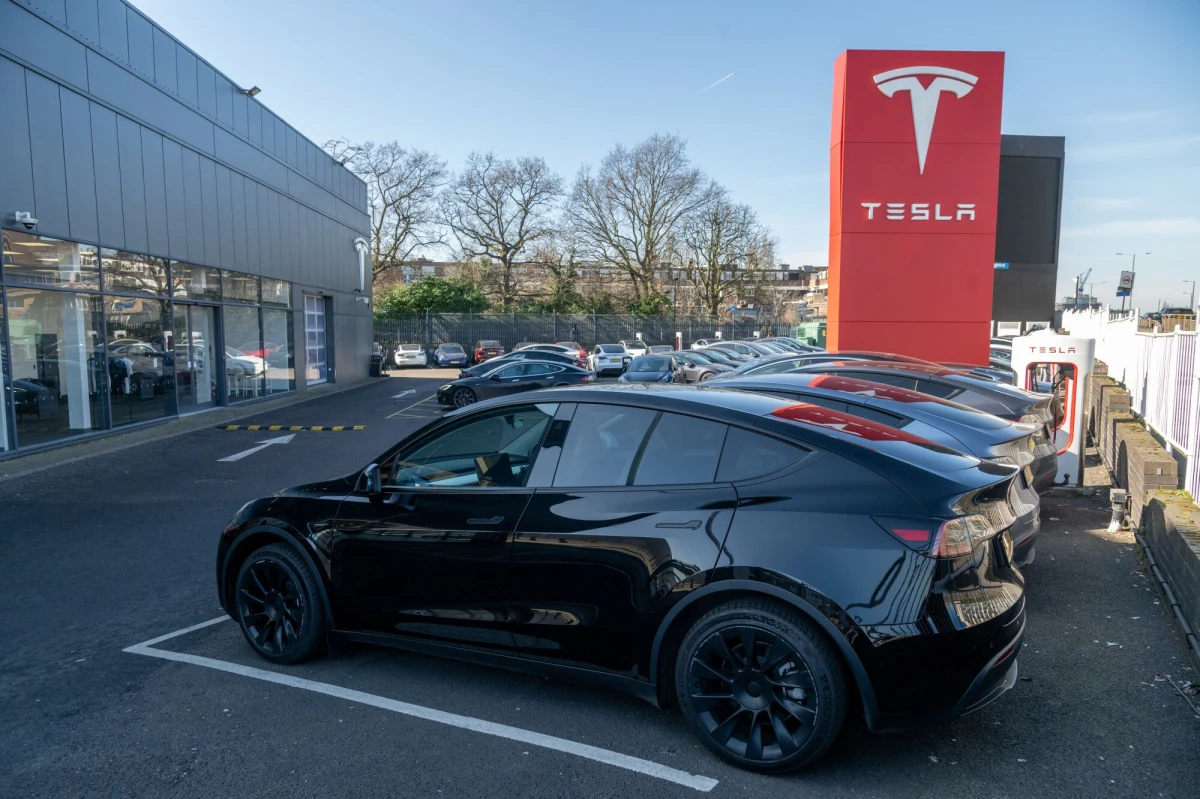 Akcje producenta samochodów Tesla spadają od siedmiu tygodni i zamknęły się w piątek na poziomie 270,48 dol. Spadek rozpoczął się od momentu dołączenia Elona Muska do administracji Donalda Trumpa w Waszyngtonie. To najdłuższa seria strat Tesli w ciągu 15 lat jej obecności na giełdzie - pisze CNBC.