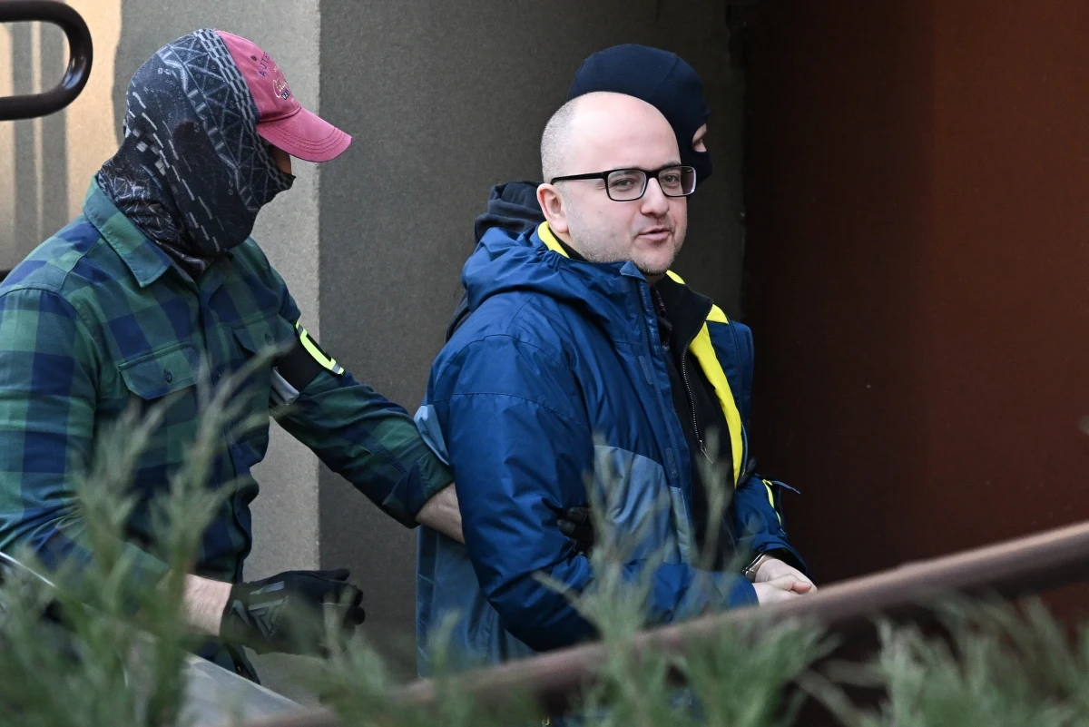 W sobotę rano rozpoczęło się posiedzenie sądu w sprawie aresztu wobec posła PiS Dariusza Mateckiego. Dzień wcześniej usłyszał on sześć zarzutów, a prokuratura złożyła wniosek o jego aresztowanie.