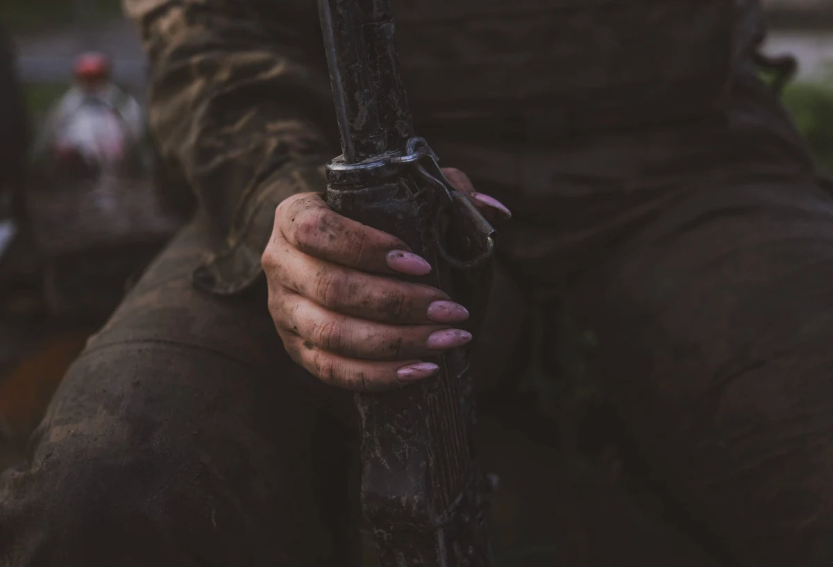 Zatrzymanie przekazywania danych wywiadowczych Ukraińcom przez Amerykanów pomogło Rosji osiągnąć postępy na kluczowym odcinku frontu i znacząco zwiększyło straty wśród ukraińskich żołnierzy – pisze magazyn "Time". Medium powołuje się na rozmowy z przedstawicielami Ukrainy i państw zachodnich. W sobotę, w Dzień Kobiet, naczelny dowódca Sił Zbrojnych Ukrainy generał Ołeksandr Syrski, podał, że w ukraińskiej armii służy ponad 70 tys. pań.