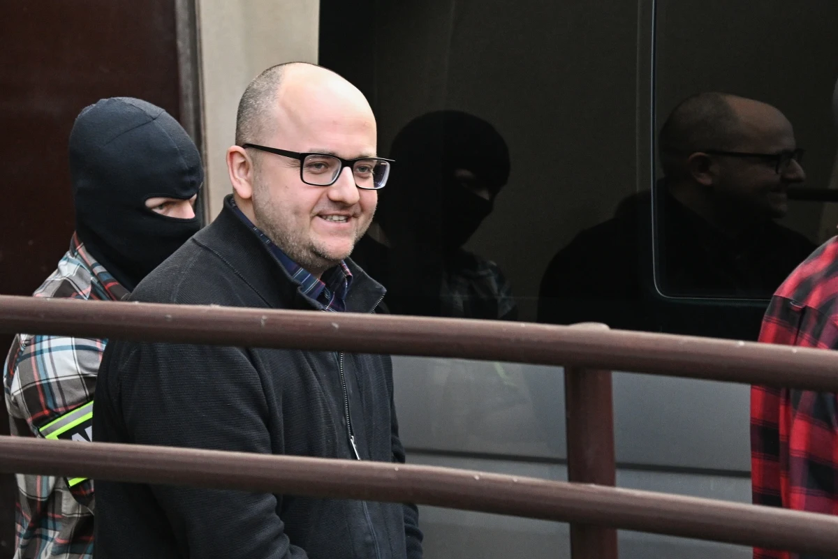 Sąd Rejonowy dla Warszawy-Mokotowa zdecydował o tymczasowym aresztowaniu posła Prawa i Sprawiedliwości Dariusza Mateckiego (zgodził się na publikację wizerunku i danych osobowych) na dwa miesiące. W piątek polityk został zatrzymany przez funkcjonariuszy Agencji Bezpieczeństwa Wewnętrznego. Usłyszał 6 zarzutów, za które grozi mu do 10 lat więzienia. 