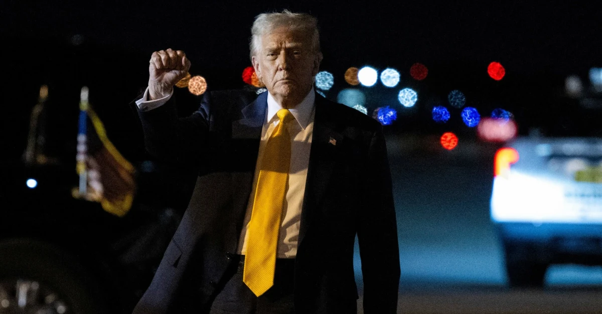 Koniec z pomocą wojskową USA dla Ukrainy. Trump odbiera Zełenskiemu najmocniejszą kartę w jego grze z Rosją. Kilka dni wcześniej mówi mu, że ten "nie ma kart", łajając go jak burego psa, a o Putinie... złego słowa nie powie. Mówi natomiast, że nie jest po żadnej ze stron wojny, że stoi po stronie swojego kraju i po stronie świata, że chce skończyć z rozlewem krwi i być rozjemcą. Co więcej, grozi, że wycofa USA z NATO i ogólnie skończy z transatlantycką wspólnotą z Europą. O co chodzi? Co skłania nowego przywódcę Stanów Zjednoczonych do tego historycznego przewrotu? Odpowiedzi oferują politycy, dziennikarze, politolodzy, geostratedzy, ekonomiści i psychologowie. Oto skrótowy przegląd ich wyjaśnień.