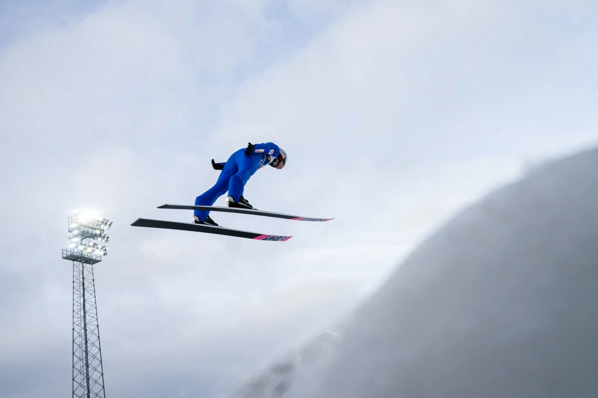 Najlepszy z Polaków - Paweł Wąsek - na jedenastym miejscu zakończył konkurs na dużej skoczni w Trondheim podczas mistrzostw świata w narciarstwie klasycznym. Wygrał Słoweniec Domen Prevc. Norweg Marius Lindvik, który początkowo był drugi, został zdyskwalifikowany za manipulacje przy kombinezonie.