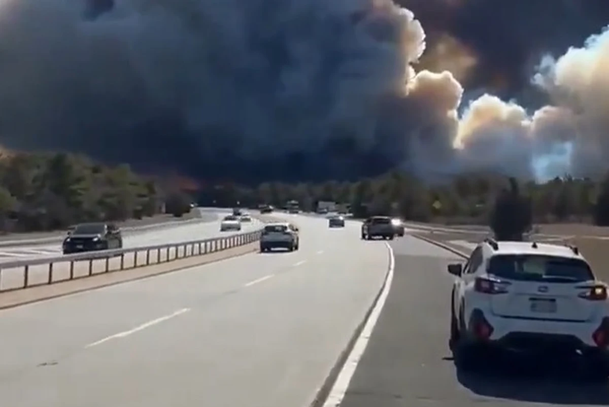 Wielki ogień na Long Island. Na wyspie wybuchły pożary, które rozprzestrzeniły się podsycane silnymi wiatrami. Zmusiło to władze w sobotę do ewakuacji bazy wojskowej i zamknięcia autostrady. Gubernator Kathy Hochul ogłosiła stan wyjątkowy.