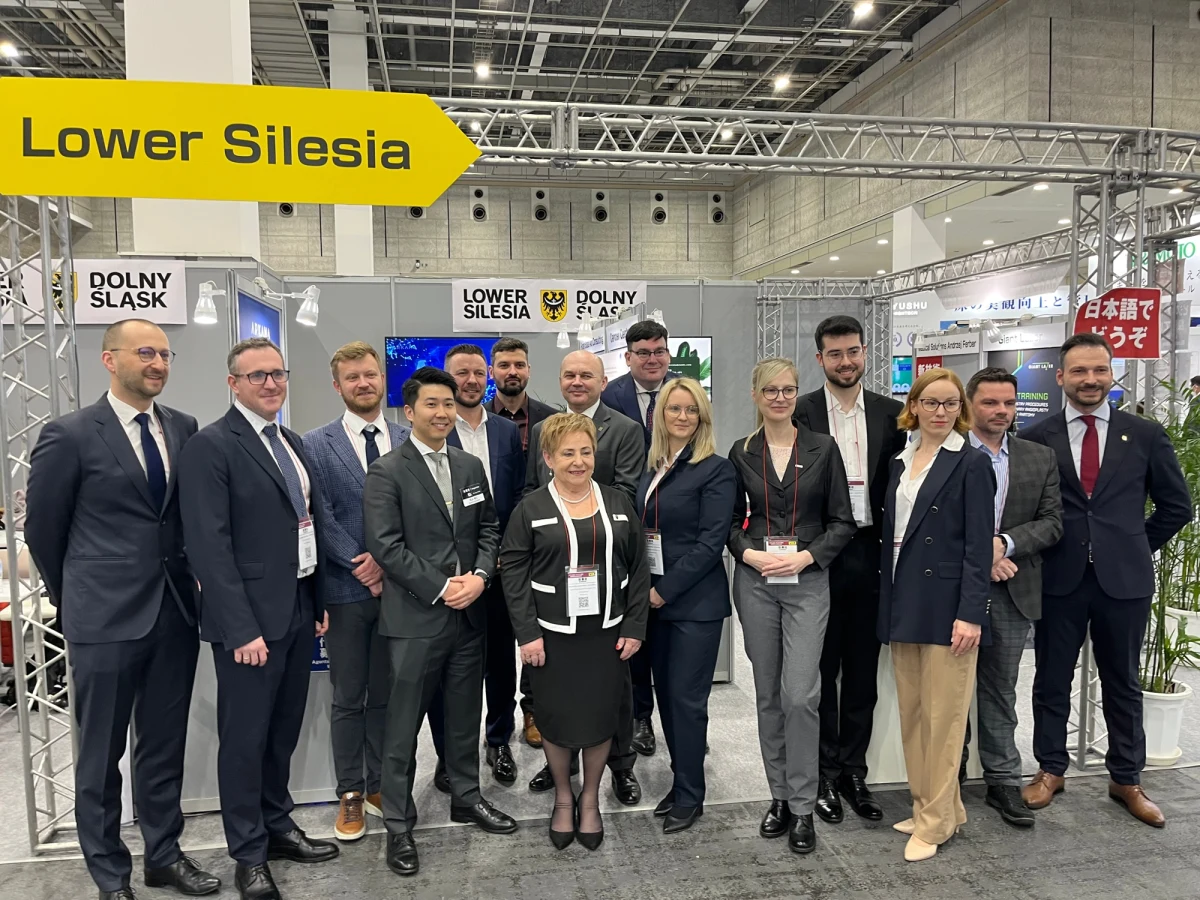 Przedsiębiorcy z Dolnego Śląska polecieli na ogromne, międzynarodowe targi medyczne w japońskiej Osace, aby przekonać do siebie azjatycką branżę. Taką możliwość dał im program "Going Global" Urzędu Marszałkowskiego we Wrocławiu, który od kilku lat organizuje i finansuje przy wsparciu unijnych środków misje gospodarcze na całym świecie. Była z nimi także reporterka RMF FM Martyna Czerwińska.