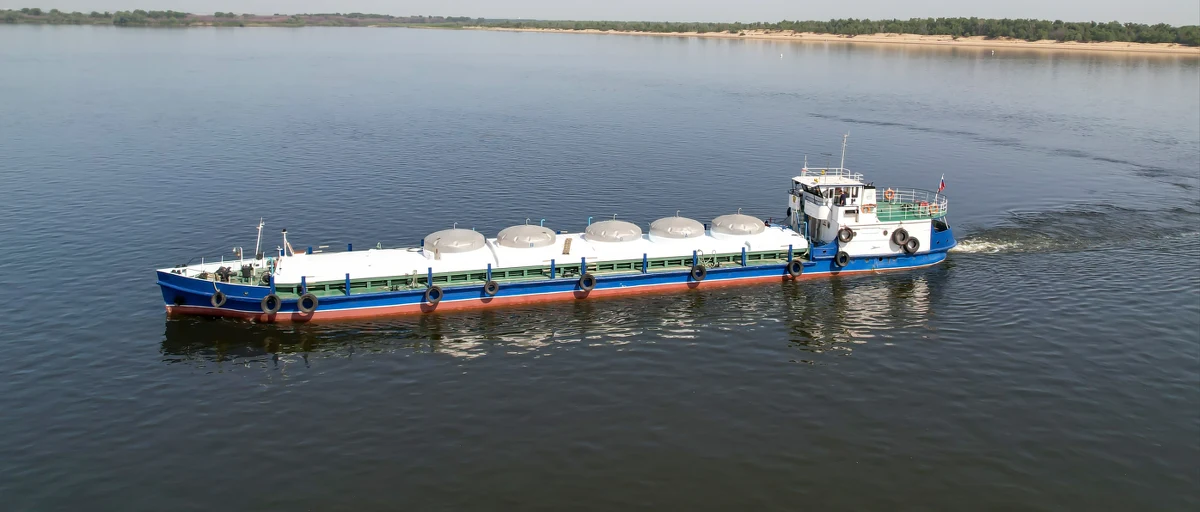 Stany Zjednoczone odrzuciły kanadyjską propozycję powołania grupy zadaniowej, która zajęłaby się rosyjską flotą cieni - tankowcami używanymi przez Moskwę do omijania zachodnich sankcji. Administracja Trumpa na nowo ocenia swoje stanowisko w organizacjach międzynarodowych - informuje agencja Bloomberg, powołując się na źródła zaznajomione ze sprawą. USA ma natomiast rozważać, jak szybko można złagodzić sankcje wobec Rosji po zakończeniu wojny - podaje Reuters. W piątek Donald Trump ogłosił, że myśli o obłożeniu Rosji "sankcjami na dużą skalę".