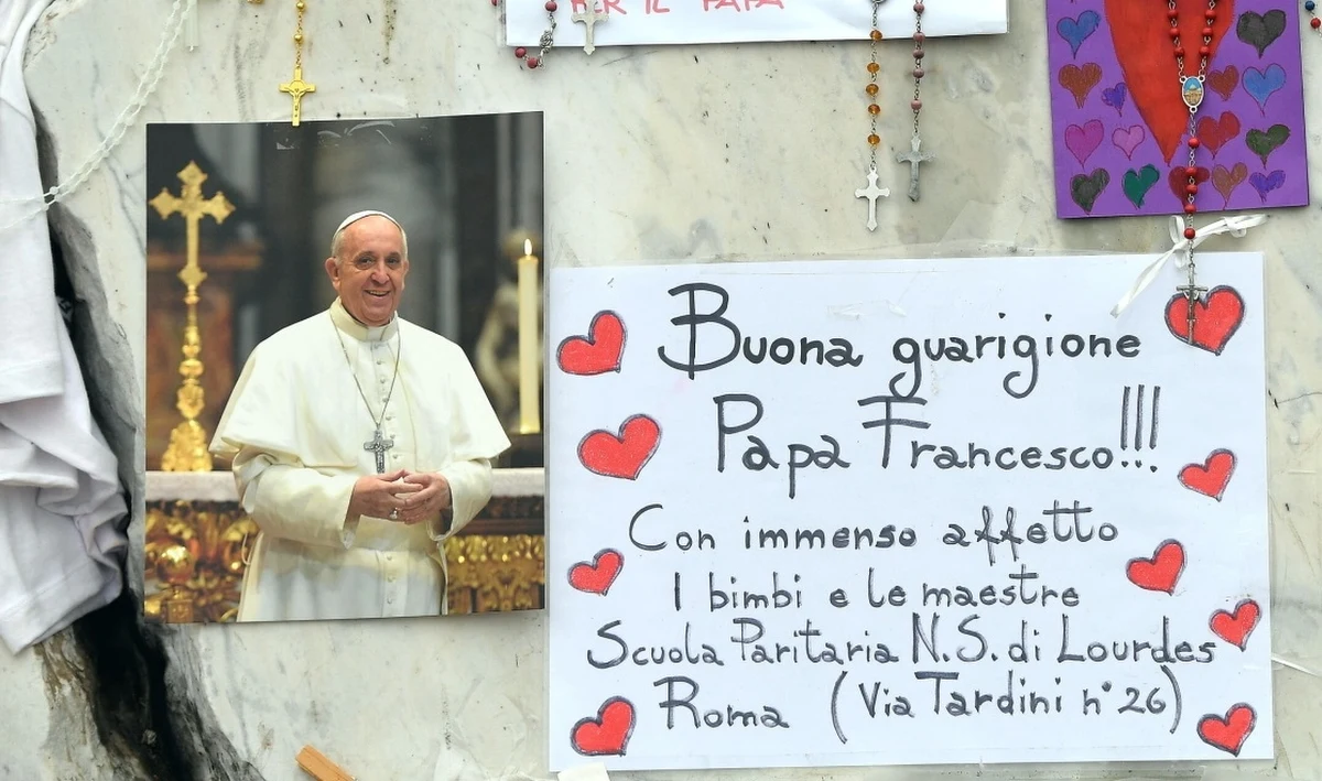 To już czwarta niedziela z rzędu w Watykanie bez papieża Franciszka. Przebywający w szpitalu Ojciec Święty ma za sobą spokojną noc. Jego stan zdrowia nieco się poprawił.