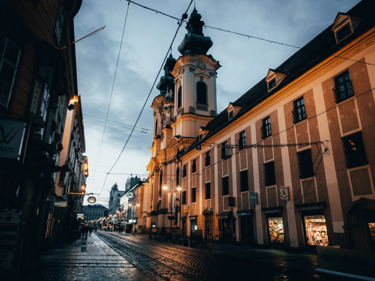 ​Mrożąca krew w żyłach sytuacja w austriackim Linzu. 14-letni chłopiec wtargnął do kawiarni z pistoletem w ręku, a później wdał się w bójkę z menedżerem. Nieletni trafił w ręce policji chwilę po ucieczce z miejsca zdarzenia, o czym poinformowała w niedzielę austriacka agencja APA.