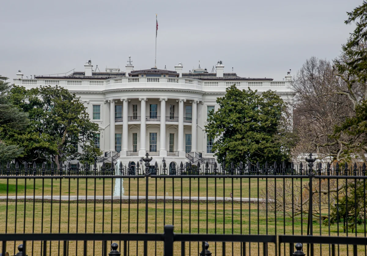 Agenci Secret Service postrzelili uzbrojonego mężczyznę w pobliżu Białego Domu - siedziby amerykańskiego prezydenta. Do zdarzenia doszło w niedzielę ok. północy czasu lokalnego. Prezydenta Donalda Trumpa nie było w tym czasie w Białym Domu.