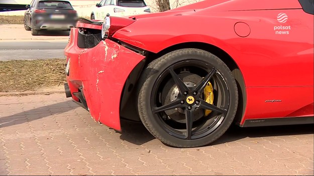 Kierowca rozbił warte milion złotych ferrari na jednym z warszawskich parkingów. Mężczyzna driftując w pewnym momencie stracił kontrole nad wartym milion złotych autem i uderzył w zaparkowany obok samochód. Do zdarzenia doszło w sobotę około godz. 22. Kierowca ferrari driftował na podziemnym parkingu przy ulicy Modlińskiej na warszawskiej Białołęce. W pewnym momencie stracił panowanie nad samochodem i uderzył w jedno z zaparkowanych tam aut - potwierdził w rozmowie z polsatnews.pl kom. Rafał Rutkowski z Komendy Stołecznej Policji. Kierowca odjechał z miejsca zdarzenia, ale chwilę później został zatrzymany przez policję. - Mężczyźnie zostało zatrzymane prawo jazdy - przekazał Rutkowski.