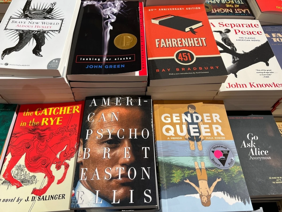 Stany Zjednoczone doświadczają bezprecedensowej fali zakazywania i usuwania z bibliotek książek, które władze uznają za niepożądane. Szczególnie jaskrawy jest przykład ze stanu Tennessee, gdzie w hrabstwie Monroe usunięto z bibliotek szkolnych 574 pozycji. Mowa o klasykach literatury, takich jak "Folwark zwierzęcy", "Władca much", czy "Fahrenheit 451".