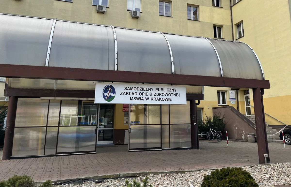 "Zdrowiu i życiu pacjentów nic nie zagrażało i nie zagraża" - zapewnił dyrektor szpitala MSWiA w Krakowie Michał Zabojszcz. Placówka w sobotę została zaatakowana przez hakerów. Nie działa system elektronicznej dokumentacji medycznej. 
