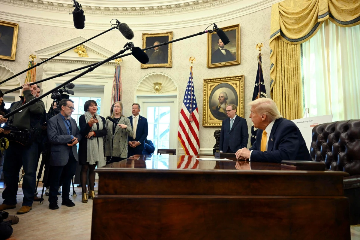 Donald Trump miał dać do zrozumienia swoim współpracownikom, że podpisanie z Ukrainą umowy o wydobyciu rzadkich surowców nie zagwarantuje wznowienia pomocy militarnej i wywiadowczej dla Kijowa. Prezydent Stanów Zjednoczonych chce zobaczyć u Wołodymyra Zełenskiego zmianę podejścia na bardziej ugodowe i gotowość do oddania Rosji terytoriów kraju.