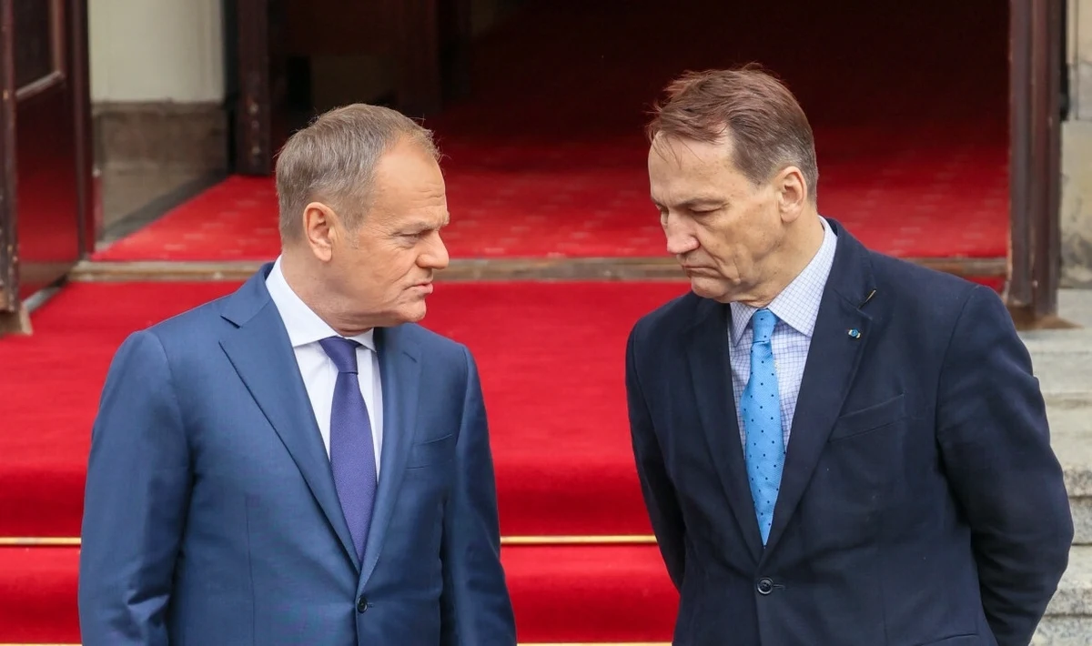 "PiS atakując Sikorskiego, który spokojnie wykłada politykom innego państwa polską rację stanu, traci właśnie resztki narodowej godności. Polityczni i moralni bankruci" - napisał Donald Tusk. Wpis premiera jest pokłosiem negatywnych komentarzy polityków Prawa i Sprawiedliwości po wymianie zdań szefa polskiej dyplomacji z Elonem Muskiem w sprawie Starlinków.