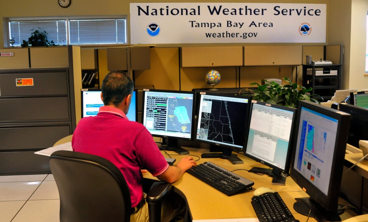 Zajmująca się m.in. prognozą pogody amerykańska Krajowa Agencja ds. Oceanów i Atmosfery (NOAA) planuje kolejną rundę masowych zwolnień, obejmującą tym razem 1029 pracowników. Media zauważyły, że to działania podjęte w ramach planu amerykańskiej administracji dążącego do zmniejszenia liczby personelu w służbie cywilnej USA.