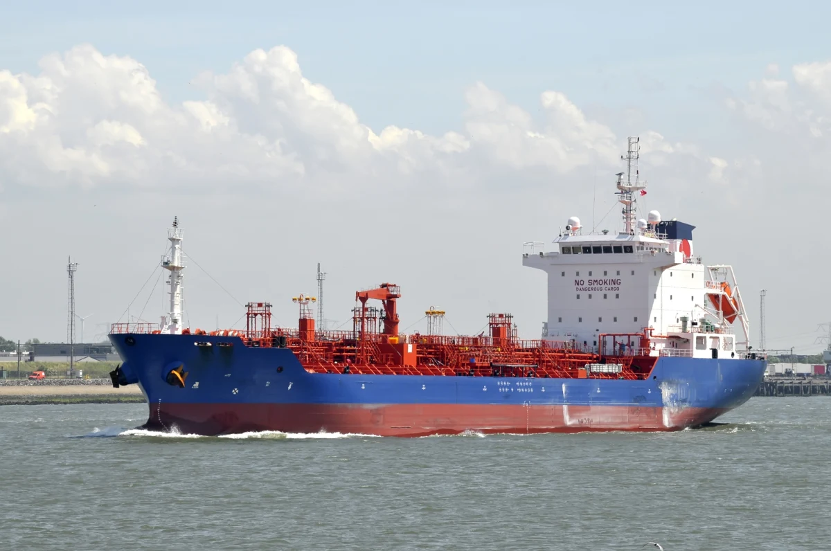 Holenderski statek towarowy 2 marca osiadł na mieliźnie w pobliżu wybrzeża Wielkiej Brytanii. Od tego czasu jego załoga pozostaje uwięziona na pokładzie. Zaniepokojona lokalna społeczność ruszyła im na ratunek, dowożąc zapasy żywności i wody, a także słodycze. Ponowne uruchomienie okrętu możliwe będzie dopiero pod koniec miesiąca.