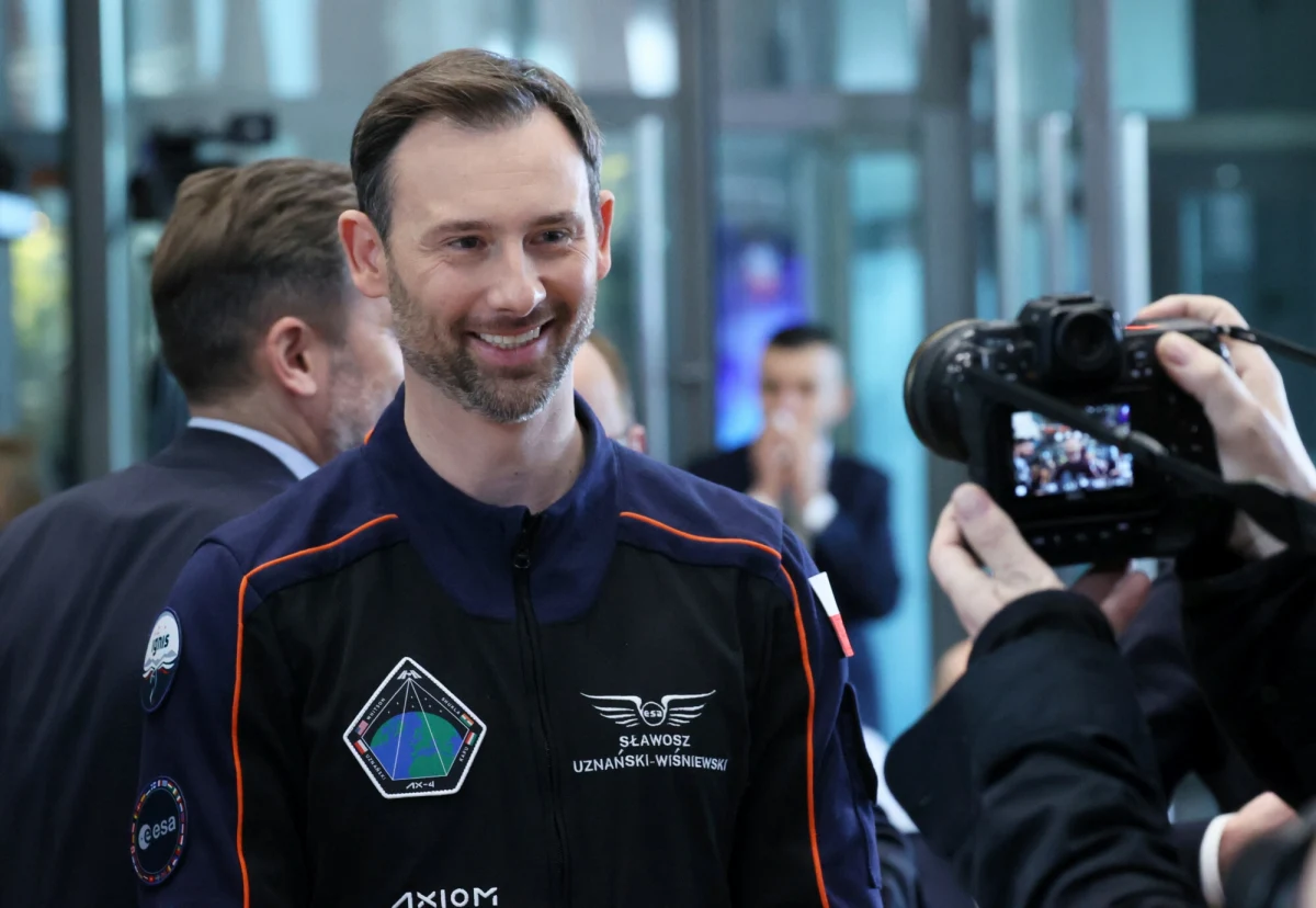 Państwowa Komisja Wyborcza zajęła się dziś problemem, na który wskazała Polska Agencja Kosmiczna. Chodzi o brak możliwości oddania głosu w wyborach prezydenckich przez Sławosza Uznańskiego-Wiśniewskiego - polskiego astronautę, który ma wtedy przebywać na pokładzie Międzynarodowej Stacji Kosmicznej. Obowiązujące przepisy Kodeksu wyborczego nie dają polskiemu astronaucie możliwości oddania głosu w II turze wyborów. "W świetle obecnych przepisów nie jesteśmy w stanie poradzić niczego poza ewentualnym przełożeniem misji IGNIS" - taką odpowiedź otrzyma od PKW Polska Agencja Kosmiczna. 