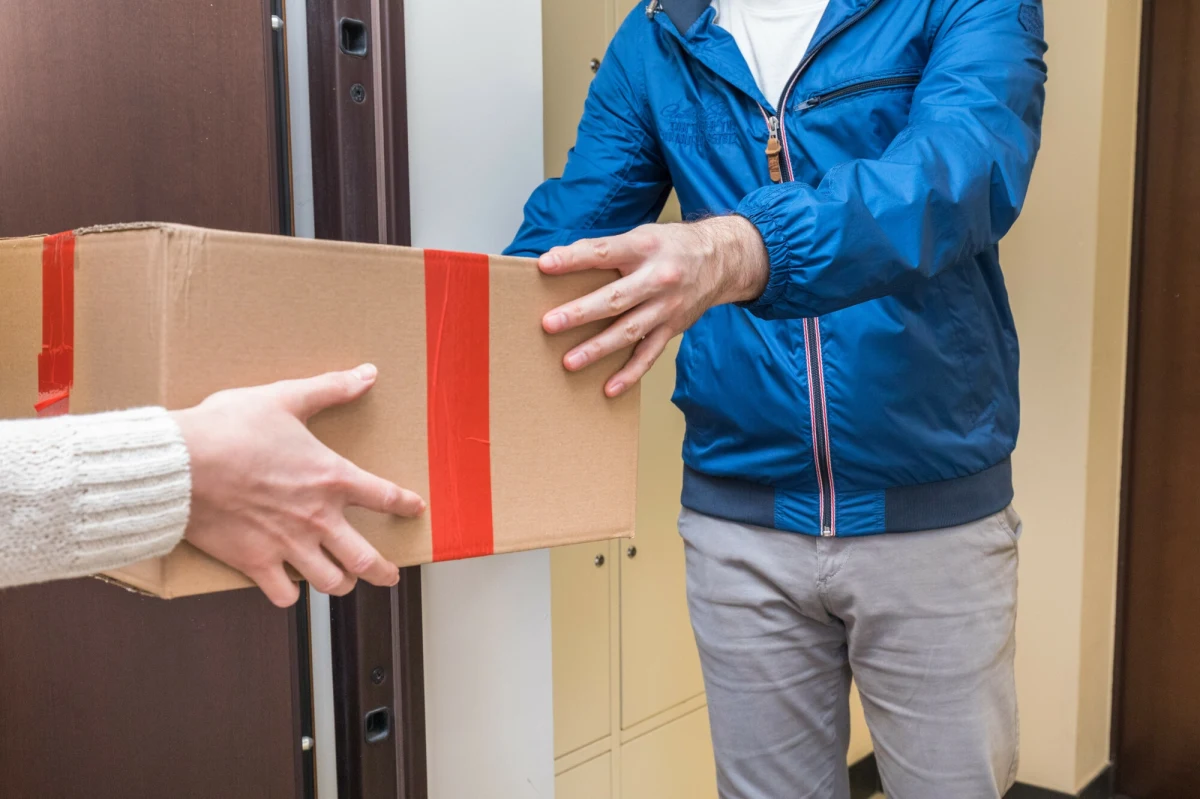 Jak przygotować się na kilkunastodniowy brak prądu, jak nie ulec panice, jak przetrwać w warunkach kryzysu przez 72 godziny, co mieć przygotowane na wypadek ewakuacji - o tym m.in. będzie można przeczytać w poradniku na czas kryzysu i wojny. Taką właśnie broszurę - nadaną paczką - ma do końca tego roku otrzymać każda rodzina w Polsce. Aktualnie pracuje nad nią Ministerstwo Spraw Wewnętrznych i Administracji razem z Ministerstwem Obrony Narodowej oraz Rządowym Centrum Bezpieczeństwa.