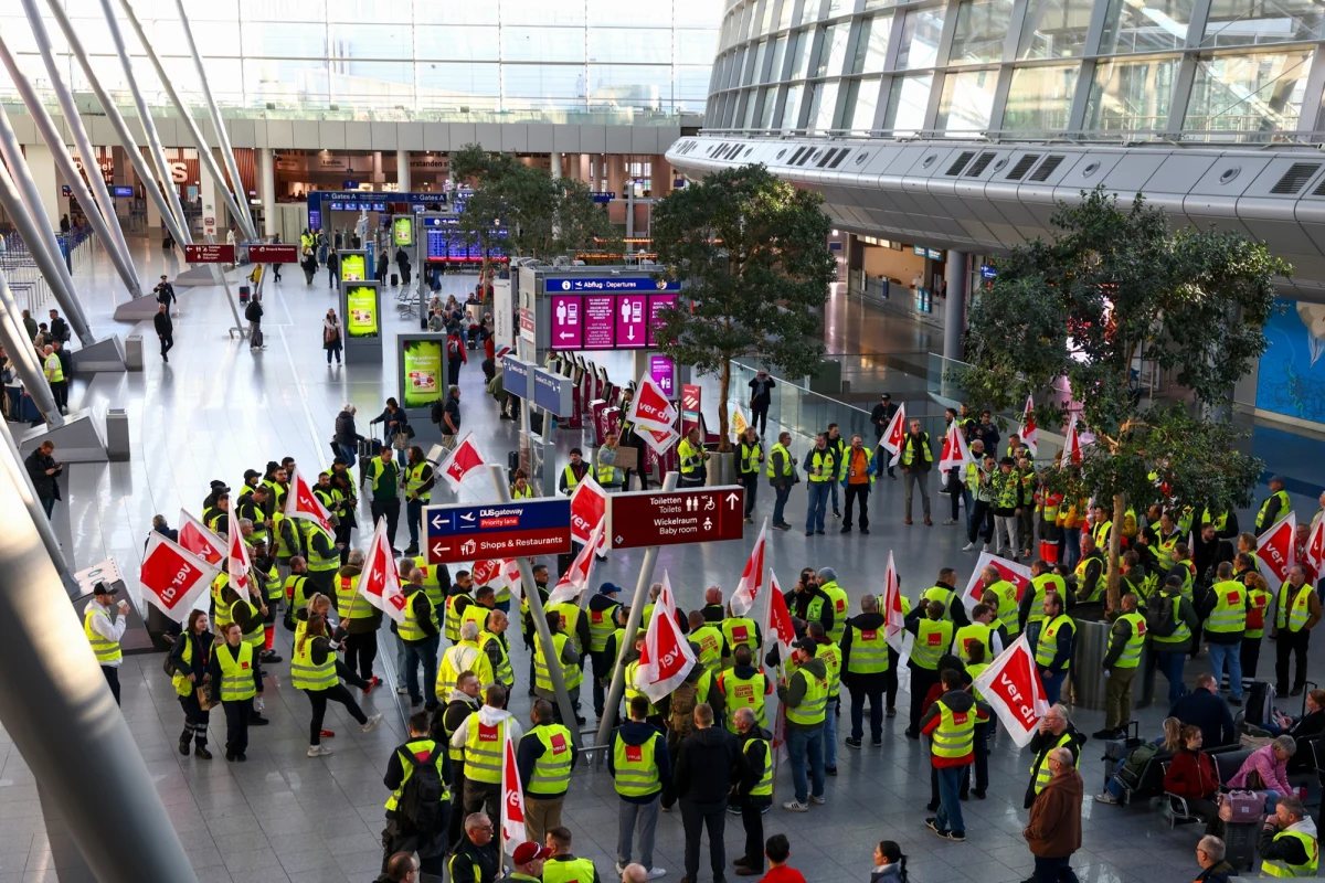 Kłopoty pasażerów na niemieckich lotniskach. Odwołanych dziś może zostać ponad 3400 lotów. Powodem jest strajk związku zawodowego Verdi. Pokrzyżuje on plany nie tylko pasażerów w Niemczech, ale też w Polsce. PLL LOT odwołało już część lotów do Niemiec.