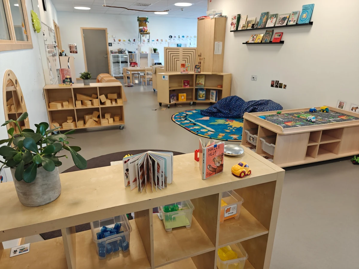 Policjanci zatrzymali 32-latka, który włamał się do gdyńskiego przedszkola, a słysząc alarm - ukrył się w szafie dyrektorki. Zatrzymany został na gorącym uczynku. O jego losie zadecyduje sąd. Grozi mu do 8 lat więzienia.