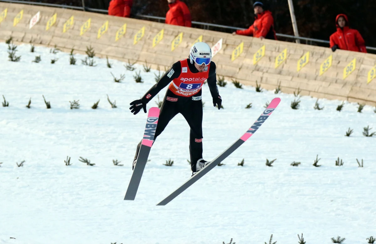 Norweski Związek Narciarski stracił w poniedziałek pierwszego z sześciu głównych sponsorów - firmę prawniczą Help. Zerwanie współpracy to pokłosie przyznania się Norwegów do oszustw w trakcie mistrzostw świata w Trondheim.