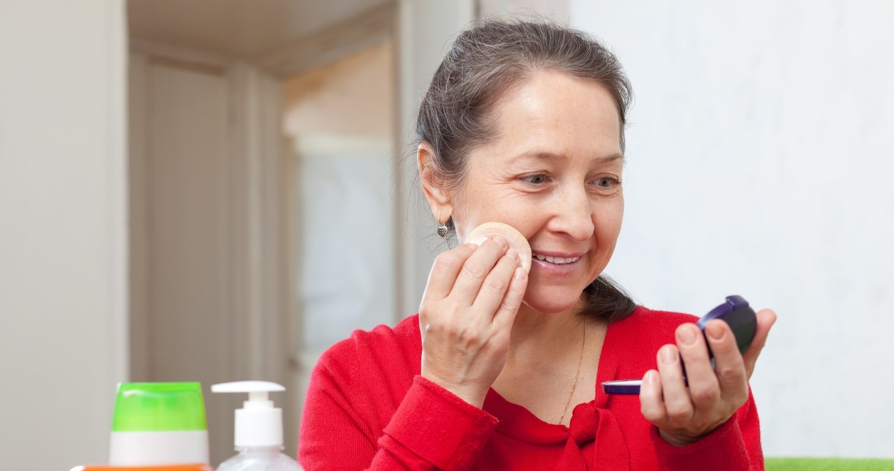 Makijaż "warzy się" i "spływa" w upał? Jest na to sposób