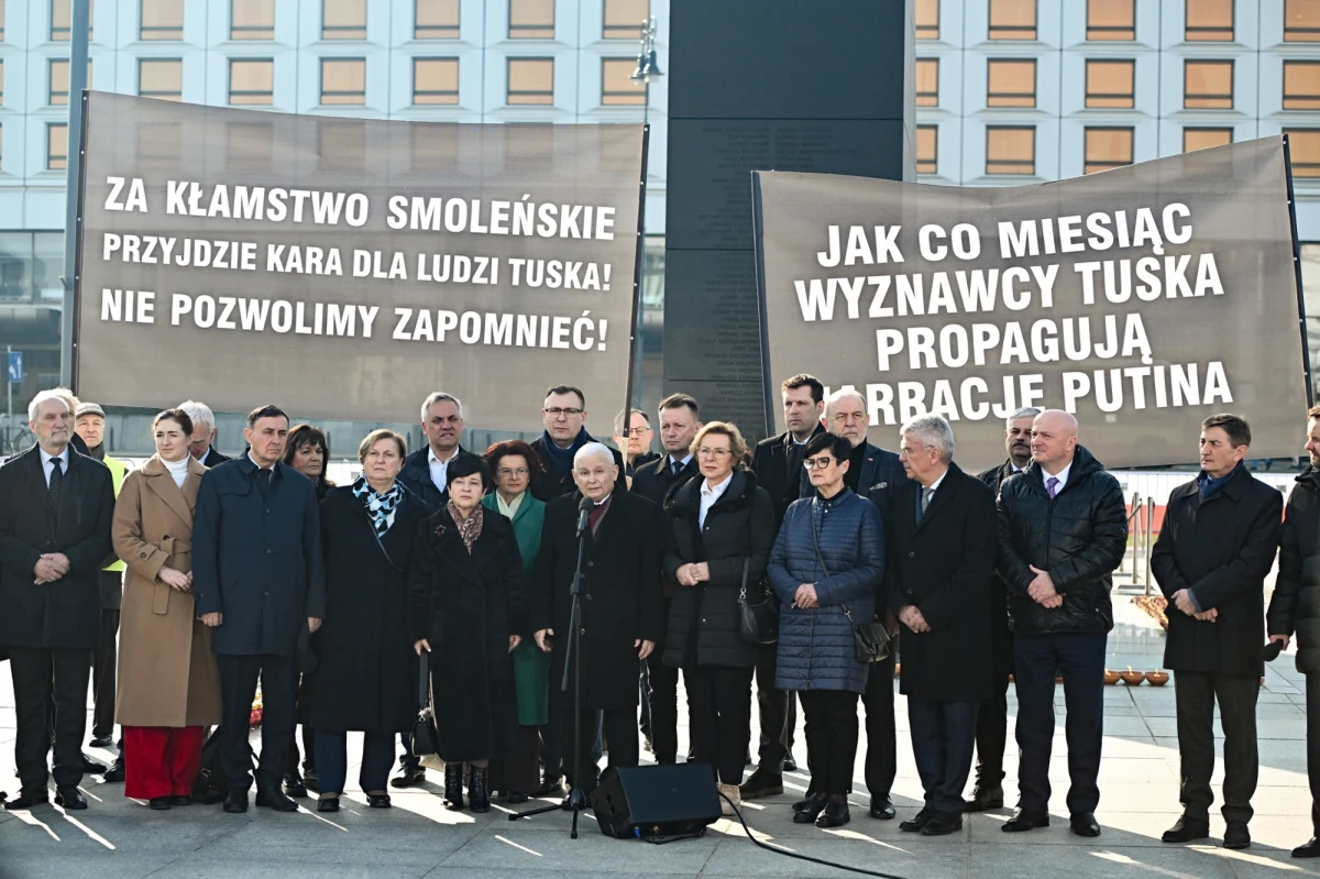 Osoby, które zginęły w katastrofie smoleńskiej, padły ofiarą "odrażającej, ludobójczej zbrodni, za którą odpowiada Putin oraz ci, którzy rozdzielili wizyty" w Katyniu - mówił podczas kolejnych obchodów miesięcznicy katastrofy smoleńskiej Jarosław Kaczyński. Przyjdzie czas, że zostaną ukarani zgodnie z naszym prawem albo "zasadą norymberską" - stwierdził prezes PiS.