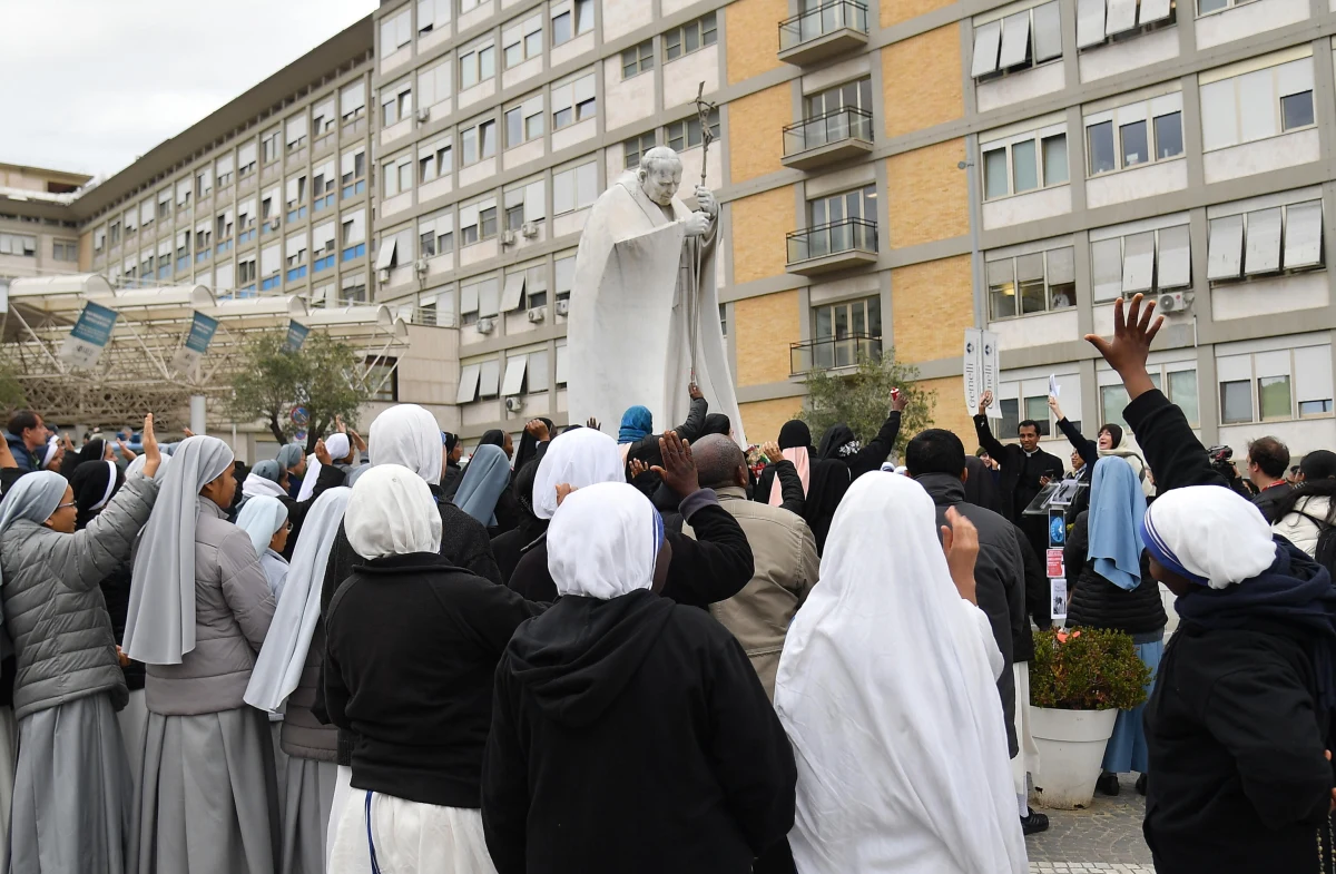 Watykan przekazał w poniedziałek najnowszy komunikat o stanie zdrowia papieża Franciszka. To 25. dzień pobytu Ojca Świętego w rzymskiej Poliklinice Gemelli. Poinformowano, że papież kontynuuje terapię i ze szpitala śledzi rekolekcje Kurii Rzymskiej.