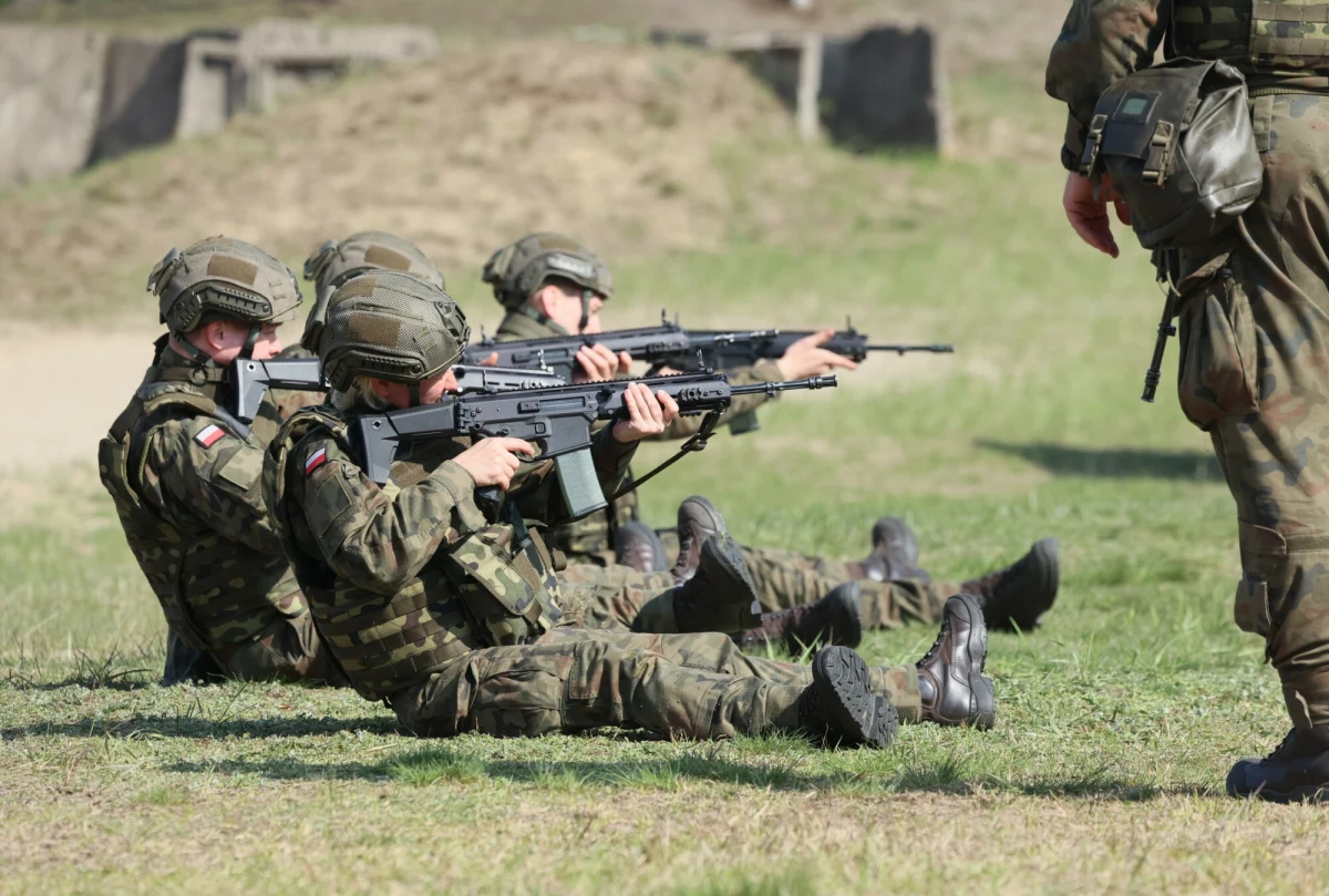 Premier Donald Tusk i Ministerstwo Obrony Narodowej zapowiedzieli organizację szkoleń wojskowych dla każdego chętnego. Szczegóły tego projektu nie są jeszcze znane, ale programy przygotowawcze dla ochotników już od kilku lat oferują Wojska Obrony Terytorialnej. "Oprócz stricte wojskowych zajęć dotyczących regulaminów, musztry czy strzelania, wszyscy ochotnicy przechodzą również zapoznanie się z podstawami survivalu, z podstawami pierwszej pomocy na polu walki, z taktyką i z elementami poruszania się w terenie" – tłumaczy w rozmowie z Tomaszem Terlikowskim na antenie Radia RMF24 Dominik Urbański z zespołu prasowego Dowództwa WOT.