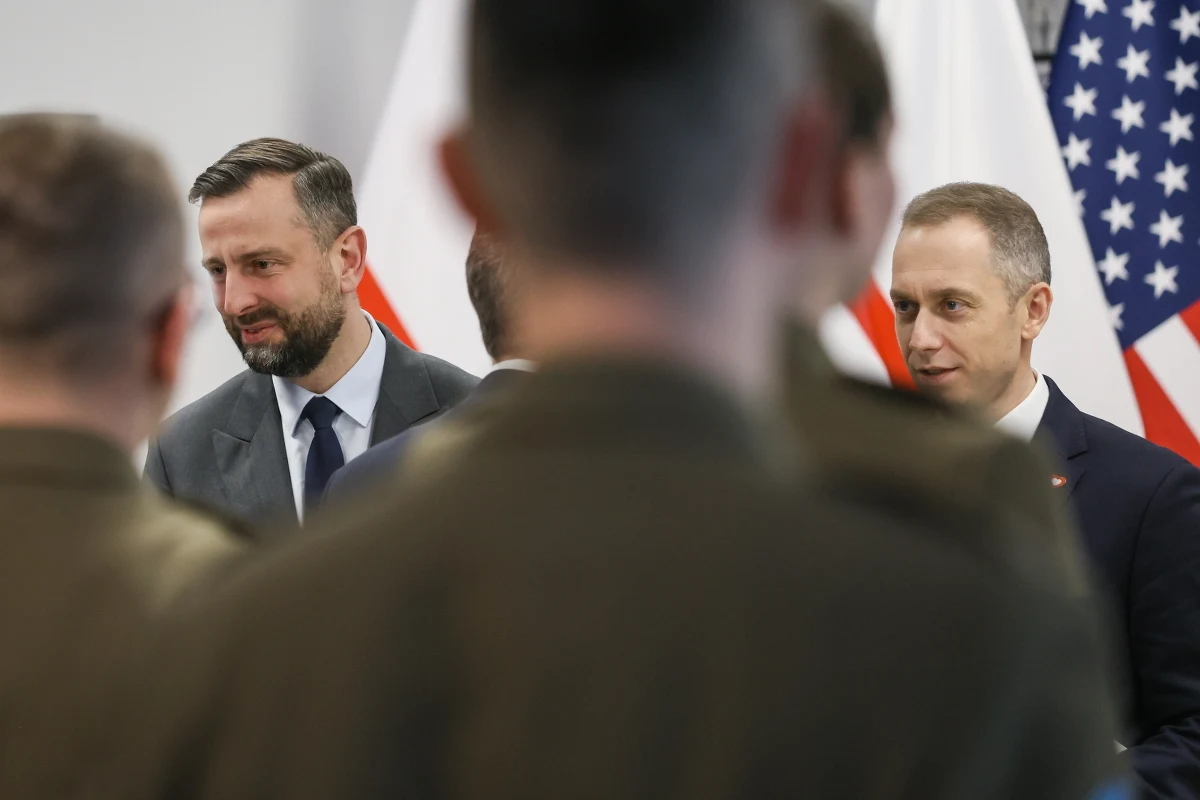 "Ma być uszyty na miarę każdego, kto będzie z tego chciał skorzystać" – tak o programie przeszkolenia wojskowego powiedział wicepremier, szef MON Władysław Kosiniak-Kamysz. Szkolenie ma być dostępne zarówno dla kobiet, jak i mężczyzn, a także odbywać się w dwóch zakresach - podstawowym i rozszerzonym. "Program ten może wejść w życie szybciej niż od przyszłego roku" - dodał wiceszef MON Cezary Tomczyk.