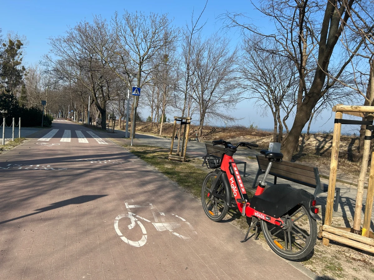 Wyjątkowo ciepły weekend przyczynił się do wzrostu wypożyczeń rowerów Mevo. Użytkownicy pokonali łącznie 53 tys. kilometrów, wypożyczając rowery 14 tys. razy. To niemal dwa razy więcej niż tydzień temu. Na ulicach regionu wciąż jest „zimowa flota” po tym, jak 1500 rowerów spłonęło w pożarze hali na Przeróbce w Gdańsku. „Jesteśmy na końcowym etapie prac nad uzgodnieniem planu naprawczego” – przekonuje w rozmowie z RMF FM Klaudia Kaźmierczak z Obszaru Metropolitalnego Gdańsk-Gdynia-Sopot.