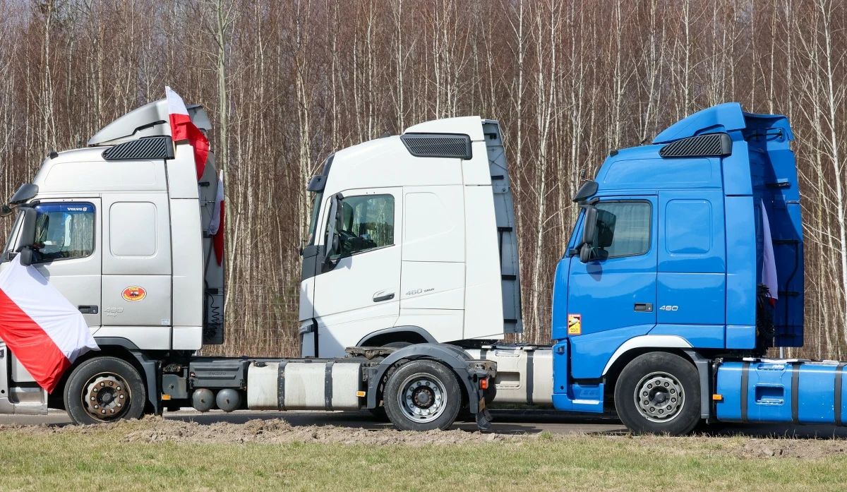 Niezapowiedzianymi protestami grożą właściciele firm przewozowych, niezadowoleni z sytuacji finansowej swoich firm. Branża transportowa od miesięcy domaga się pomocy rządu, by przetrwać kryzys na rynku. Jak zapowiada Piotr Krzyżankiewicz z Niezależnego Forum Przewoźników, jeszcze w tym tygodniu tiry mogą wyjechać na ulice Szczecina. 