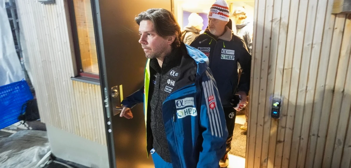 Norweski Związek Narciarski zawiesił trenera kadry skoczków Magnusa Breviga. To efekt skandalu podczas mistrzostw świata w Trondheim. W czasie turnieju przyłapano reprezentantów Norwegii na oszustwie dotyczącym kombinezonów. 