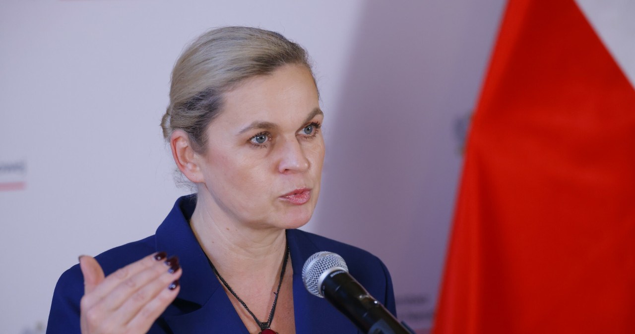 Nauczyciele czekają na płatne nadgodziny. Barbara Nowacka podała termin