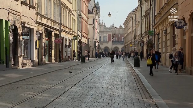 Walka na maczety w ścisłym centrum Krakowa, rozpylony gaz pieprzowy. Policja zatrzymała uczestników niebezpiecznej bójki. Do awantury dwóch pseudokibicowskich grup doszło w piątek.Materiał dla "Wydarzeń" przygotowała Beata Glinkowska. 