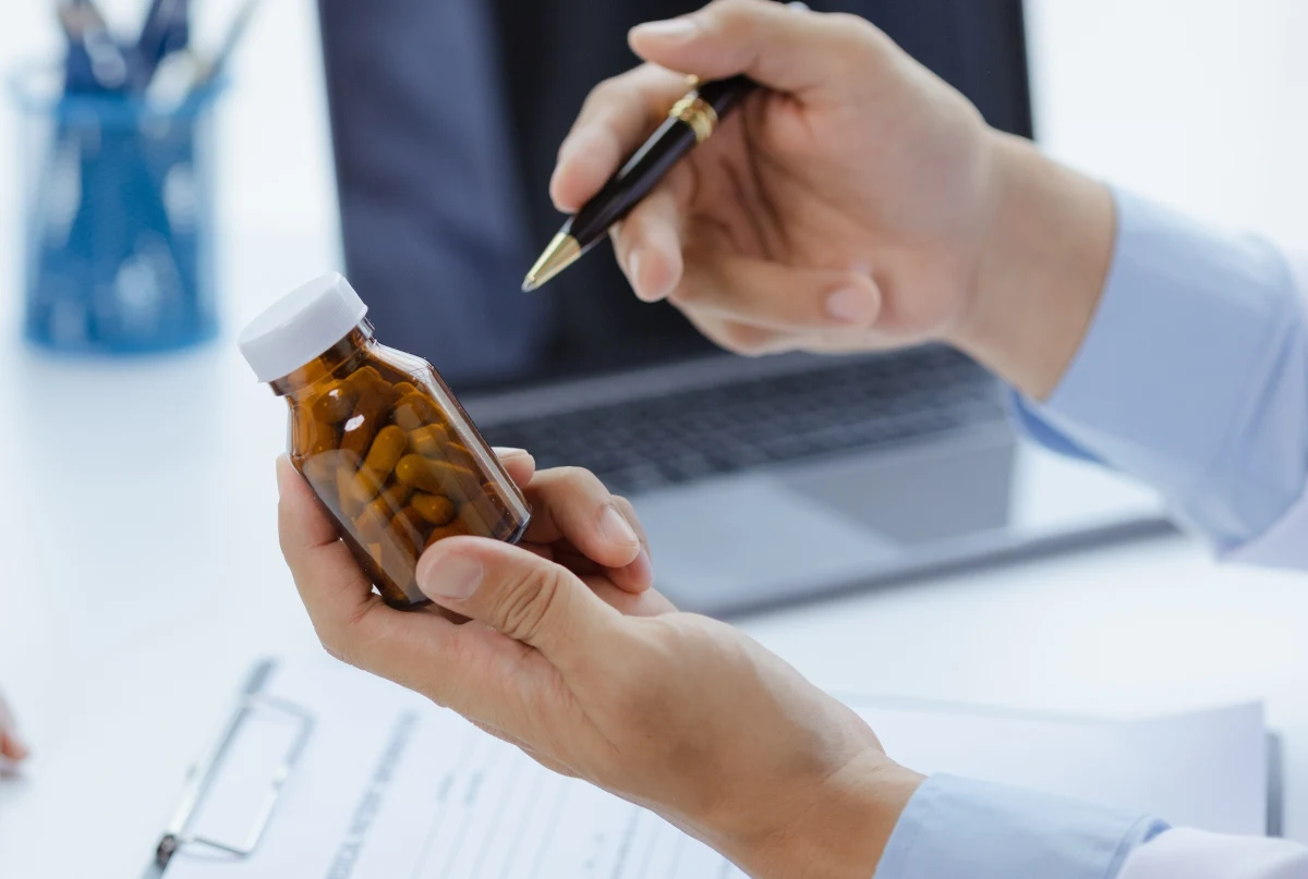 Ministerstwo Zdrowia uderza w prowadzących praktyki pseudomedyczne. Rzecznik Praw Pacjenta będzie mógł w postępowaniach w tych sprawach nałożyć do miliona zł kary - zakłada projekt Ministerstwa Zdrowia, którego założenia ukazały się w poniedziałek w wykazie prac rządu.