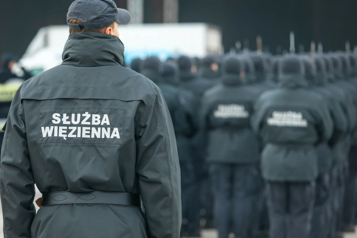 Jest zapewnienie ministra sprawiedliwości, że funkcjonariusze służby więziennej otrzymają dodatki mieszkaniowe wzorem innych służb mundurowych - ustalił reporter RMF FM.