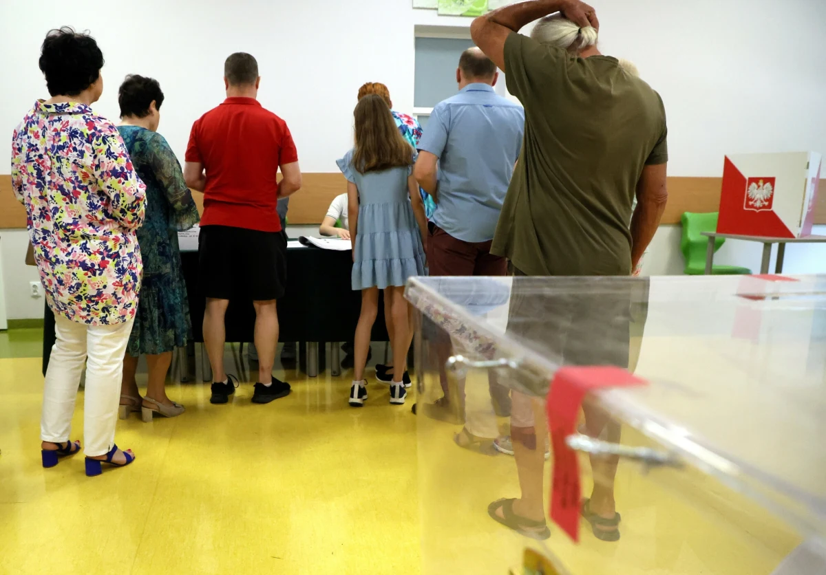 Sensacyjne rozstrzygnięcie w najnowszym sondażu prezydenckim Instytutu Badań Pollster dla "Super Expressu". Gdyby I tura wyborów prezydenckich odbywała się teraz, zwyciężyłby w niej Rafał Trzaskowski. Do II tury nie wszedłby jednak Karol Nawrocki, którego wyprzedziłby Sławomir Mentzen.  